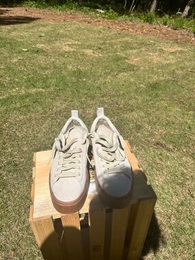 Puma Low-Top Sneakers in Off-White with Brown Sole